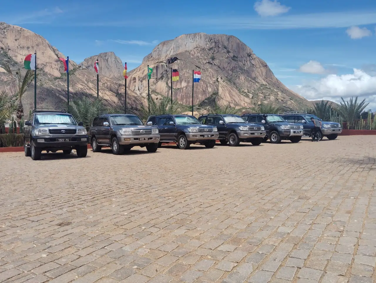 Unsere 4×4-Fahrzeuge vor Granitbergen