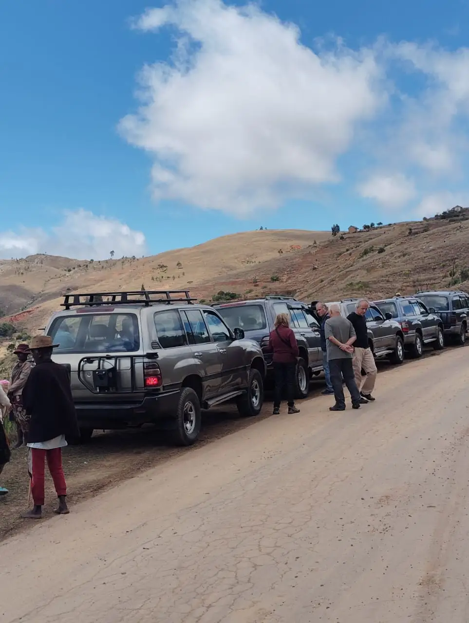 Unsere 4×4-Fahrzeuge auf einer Piste im Hochland