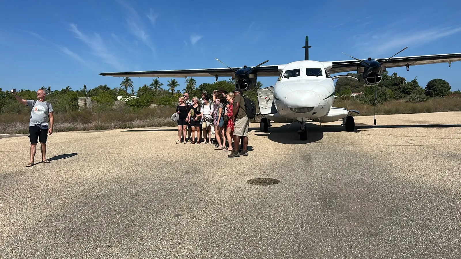 Reisegruppe vor dem Flugzeug vor einem Inlandsflug